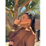 BRINCO BOHO CHAPA RESINADA MARROM BANHADO A OURO