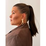 BRINCO CHAPAS PENDENTES E RESINADO MARROM BANHADO A OURO