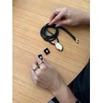 CORDÃO COURINHO PRETO E PINGENTE ORGÂNICO BANHADO A OURO