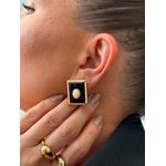 BRINCO CHAPA RETANGULAR RESINADO PRETO M BANHADO A OURO 