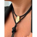 CORDÃO COURINHO PRETO E PINGENTE ORGÂNICO BANHADO A OURO