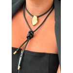 CORDÃO COURINHO PRETO E PINGENTE ORGÂNICO BANHADO A OURO