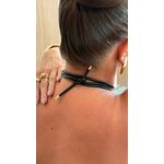 CORDÃO COURINHO PRETO E PINGENTE ORGÂNICO BANHADO A OURO