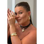 CORDÃO COURINHO PRETO E PINGENTE ORGÂNICO BANHADO A OURO