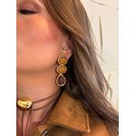 BRINCO BOHO PENDENTE RESINADO MARROM BANHADO A OURO 