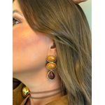 BRINCO BOHO PENDENTE RESINADO MARROM BANHADO A OURO 