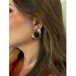 BRINCO BOHO CHAPA RESINADA MARROM BANHADO A OURO 