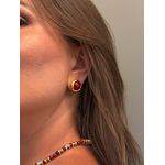 BRINCO BOTÃO RESINADO RED CHERRY BANHADO A OURO