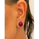 BRINCO BOTÃO REDONDO RESINADO RED CHERRY BANHADO A OURO