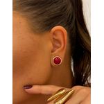 BRINCO BOTÃO REDONDO RESINADO RED CHERRY BANHADO A OURO