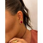BRINCO BOTÃO REDONDO RESINADO RED CHERRY BANHADO A OURO
