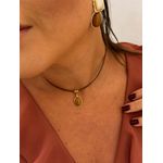 COLAR COURO BOHO E PINGENTE RESINADO MARROM BANHADO A OURO 