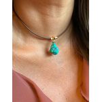 COLAR COURO BOHO E PINGENTE ORGÂNICO TURQUESA BANHADO A OURO