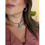 COLAR COURO BOHO E PINGENTE ORGÂNICO TURQUESA BANHADO A OURO