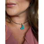 COLAR COURO BOHO E PINGENTE ORGÂNICO TURQUESA BANHADO A OURO