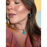 COLAR COURO BOHO E PINGENTE ORGÂNICO TURQUESA BANHADO A OURO