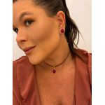 COLAR COURO BOHO E PINGENTE RESINADO RED CHERRY BANHADO A OURO