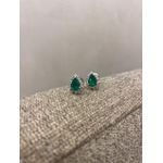 BRINCO GOTINHA ESMERALDA CRAVEJADA BANHADA A RÓDIO BRANCO 