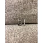 BRINCO ARGOLA CLICK PONTA CRAVEJADA BANHADO A RÓDIO BRANCO