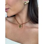 COLAR COURO BOHO CARAMELO E PINGENTE RESINADO BANHADO A OURO