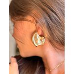 BRINCO ARGOLA CHAPA REDONDA ORGÂNICA BANHADO A OURO