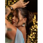 BRINCO CHAPA QUADRADA RESINADO E PEDRA AZUL BANHADO A OURO