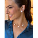 BRINCO TREVO RESINADO BRANCO BANHADO A OURO