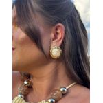 BRINCO REDONDO DETALHADO E RESINADO BRANCO BANHADO A OURO