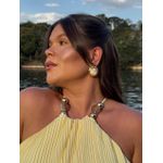 BRINCO REDONDO DETALHADO E RESINADO BRANCO BANHADO A OURO