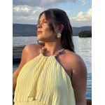 BRINCO REDONDO DETALHADO E RESINADO BRANCO BANHADO A OURO