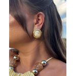 BRINCO REDONDO DETALHADO E RESINADO BRANCO BANHADO A OURO