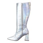 Bota Feminina Cano Longo Salto Triângulo 23020 Croco Holográfico Prata