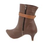 Bota Feminina Cano Curto Salto Baixo 180127 Detalhe Em Fivela Napa Cacau Com Tira Caramelo