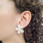 BRINCO FLOR MÉDIA PRATA