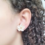 BRINCO FLOR ESMALTADA PÉROLA PRESSÃO 