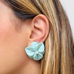 BRINCO FLOR RESINA AZUL CLARO