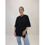 CAMISETA OVER CAMILA COM ABERTURA PRETA 