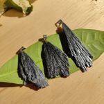 Pingente Cianita Negra (Vassoura de Bruxa) Bruto - Limpeza e Proteção