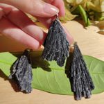 Pingente Cianita Negra (Vassoura de Bruxa) Bruto - Limpeza e Proteção
