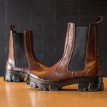 Bota Chelsea Feminina Cano Alto Sola Tratorada Luxuosa - Caramelo
