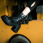 Coturno Plataforma Camélia Estilo Veggie Verniz Preto