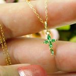 Pingente De Ouro 18k Cruz Com Zircônias Verdes