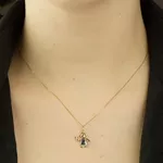 Pingente De Ouro 18k Menina Com Flor Na Mão