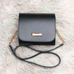 Bolsa preta feminina de ombro