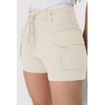 Shorts Feminino Mom Com Bolso Cargo Em Sarja Stretch Texturizada