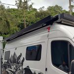 Toldo para motorhome ou trailer - Cassete de Parede 4.000mm - Toldo Cinza - Braço Branco - Marca RoofPro