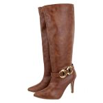 Bota Feminina Cano Longo Salto Fino com Detalhe Adicional Fivela 1713 Destroyed Caramelo
