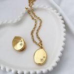 Colar relicário oval strass