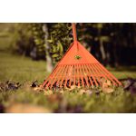 VASSOURA DE JARDIM LARANJA COM CABO 120CM