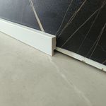 RODAPÉ LISO SLIM POLIESTIRENO KIT COM 2 PEÇAS